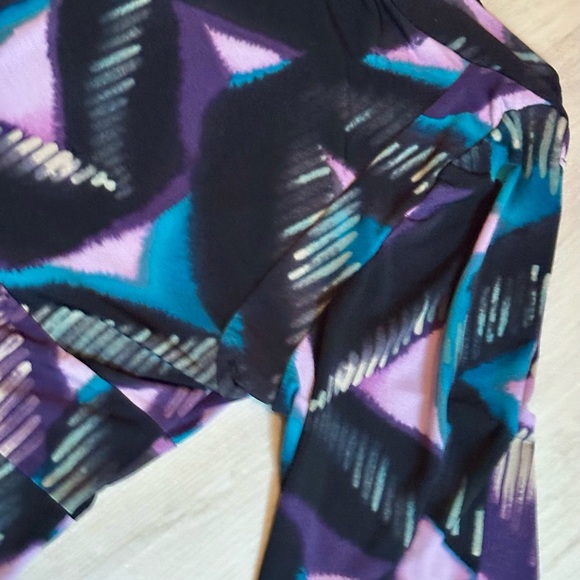 Women’s Attention Multicolor V-Neck Blouse, Size M, Short Sleeve, Stretchy, Cute - Picture 13 of 16